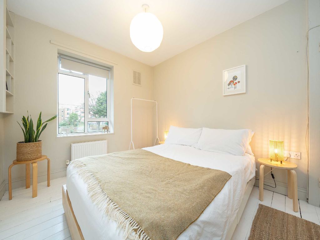 2 bed flat for sale in Essex Road, London N1, £550,000