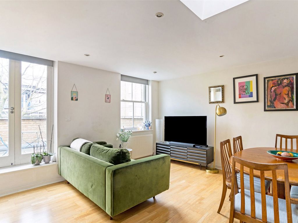 2 bed flat for sale in Bishops Way, Bethnal Green, London E2, £535,000