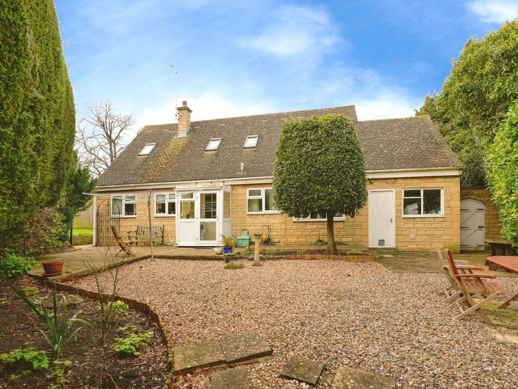 3 bed detached house for sale in Gretton, Cheltenham GL54, £540,000