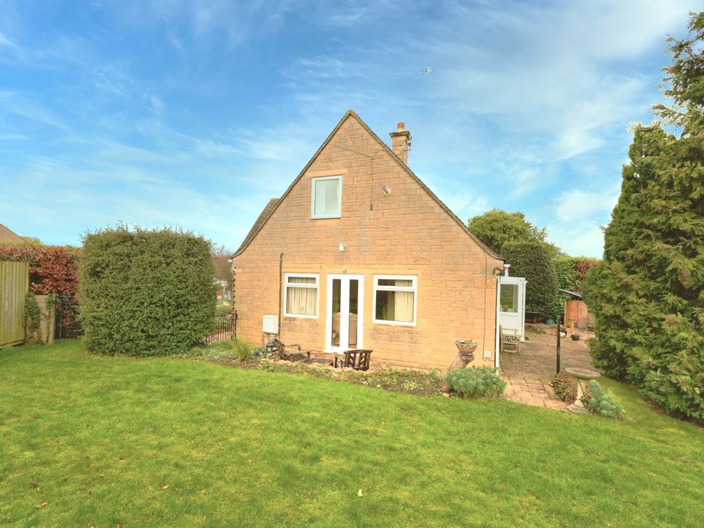 3 bed detached house for sale in Gretton, Cheltenham GL54, £540,000