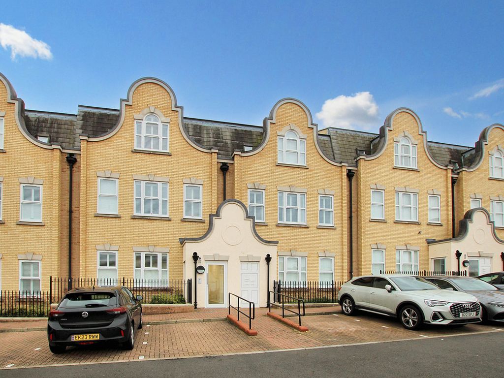 1 bed flat for sale in Aston Road, Laindon SS15, £215,000