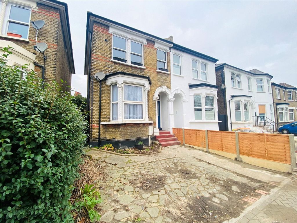 1 bed flat for sale in Catford Hill, London SE6, £345,000