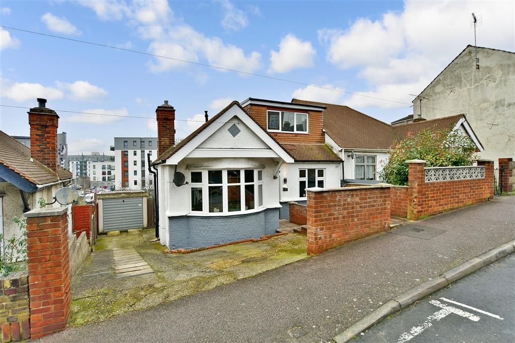 3 bed property for sale in Leslie Road, Gillingham, Kent ME7, £250,000