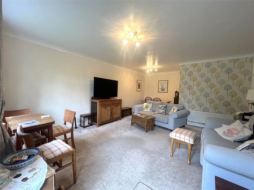 2 bed flat for sale in Camberley, Surrey GU15, £330,000