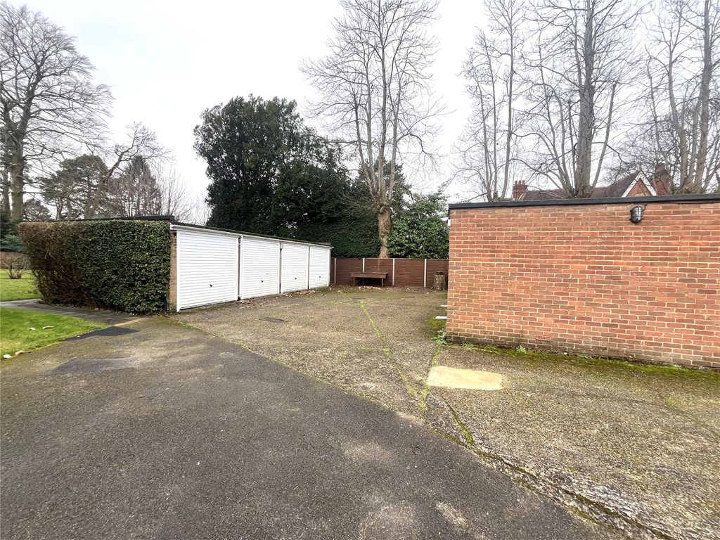 2 bed flat for sale in Camberley, Surrey GU15, £330,000