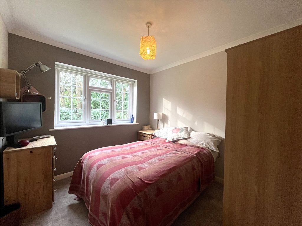 2 bed flat for sale in Camberley, Surrey GU15, £330,000