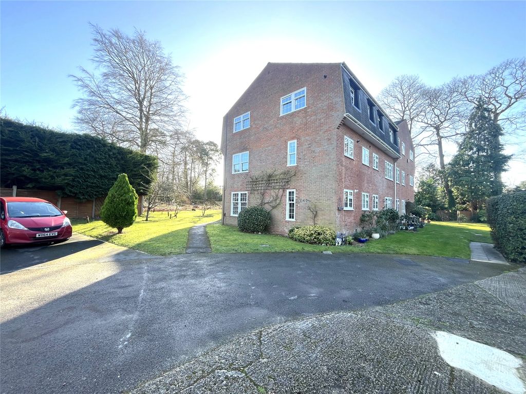 2 bed flat for sale in Camberley, Surrey GU15, £330,000