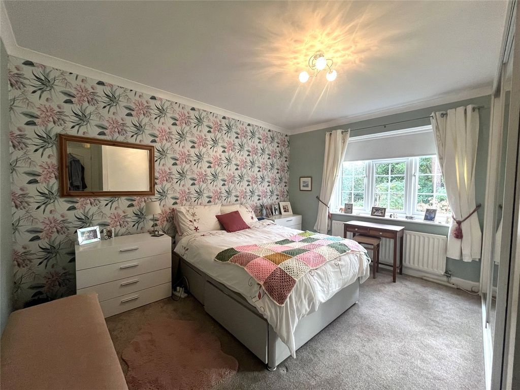 2 bed flat for sale in Camberley, Surrey GU15, £330,000