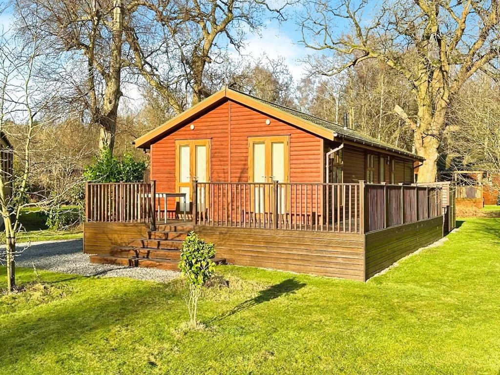 2 bed mobile/park home for sale in York Road, Escrick, York YO19, £110,000