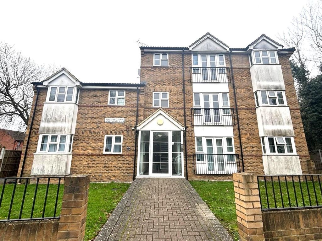2 bed flat to rent in Burnt Mills Road, Pitsea, Basildon SS13, £1,150 pcm