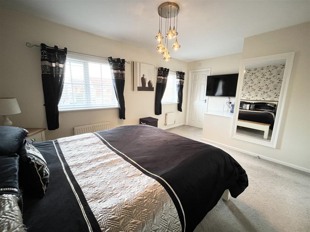 4 bed detached house for sale in Nowell Close, Glen Parva, Leicester LE2, £399,950