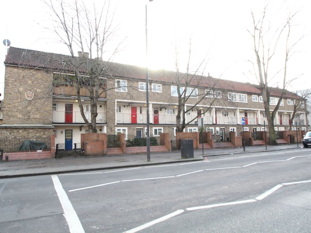 2 bed flat for sale in Seven Sisters Road, London N7, £450,000