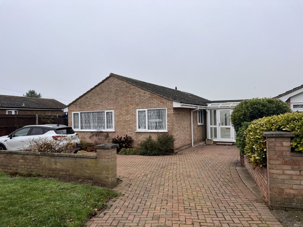 4 bed bungalow to rent in Potton Road, Biggleswade, Bedfordshire SG18, £1,750 pcm