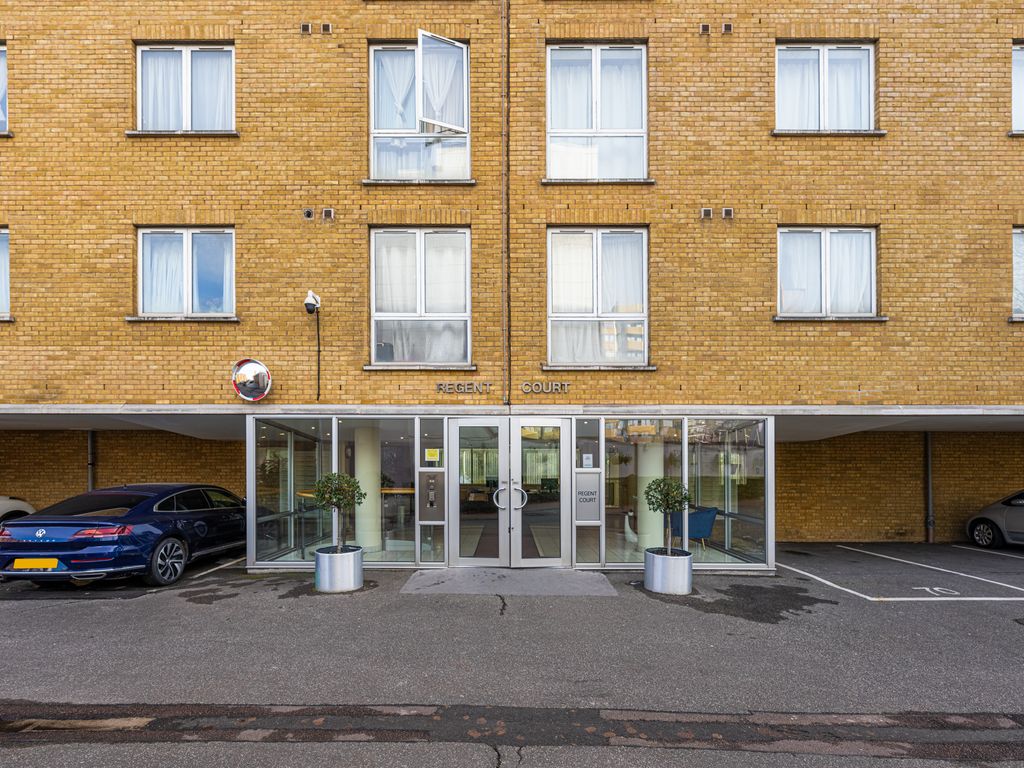 3 bed flat for sale in North Bank, London NW8, £995,000