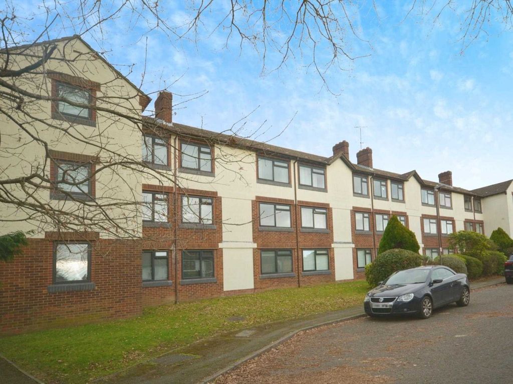 3 bed flat to rent in Woodley Court, Amersham HP7, £1,675 pcm