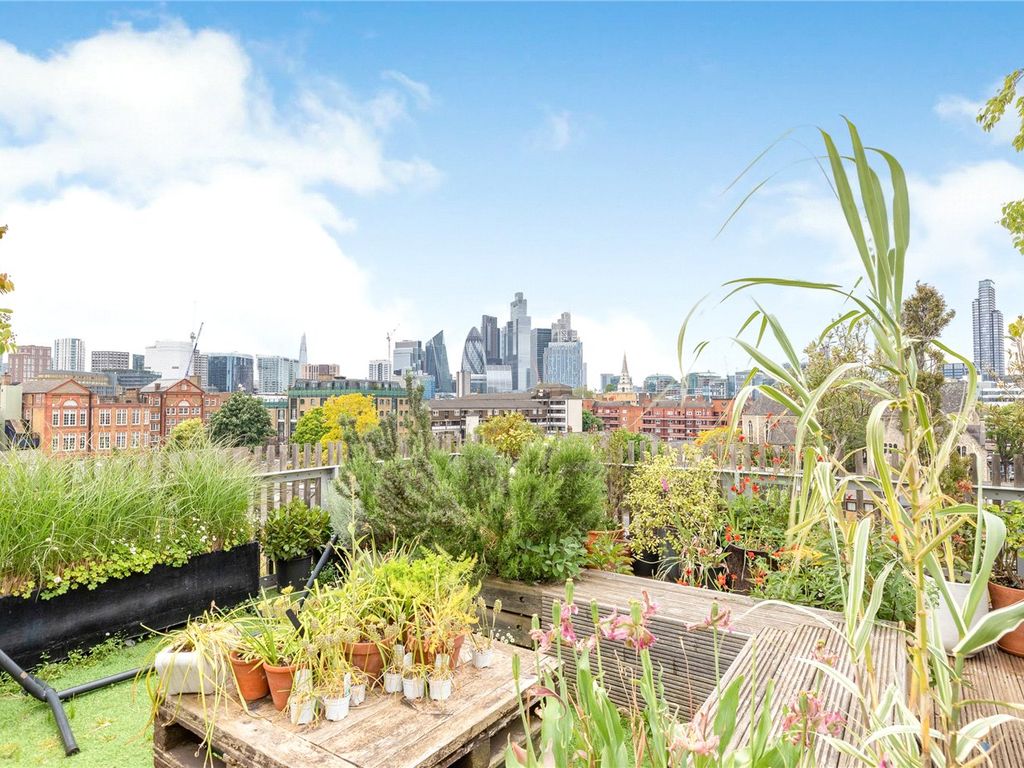 1 bed flat for sale in Underwood Road, London E1, £465,000