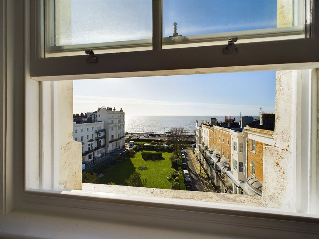 1 bed flat to rent in 14 Marine Square, Brighton BN2, £1,400 pcm