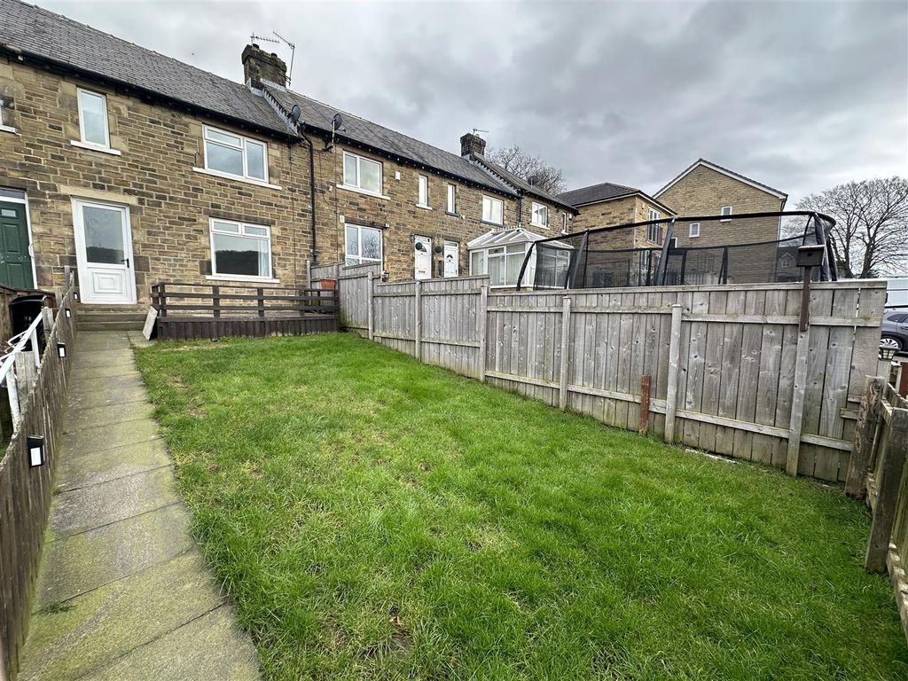 2 bed property to rent in The Drive, Bingley BD16, £825 pcm