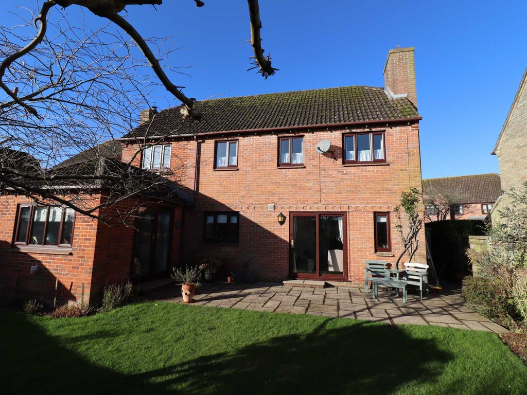 4 bed detached house for sale in Copyhold, Great Bedwyn SN8, £625,000