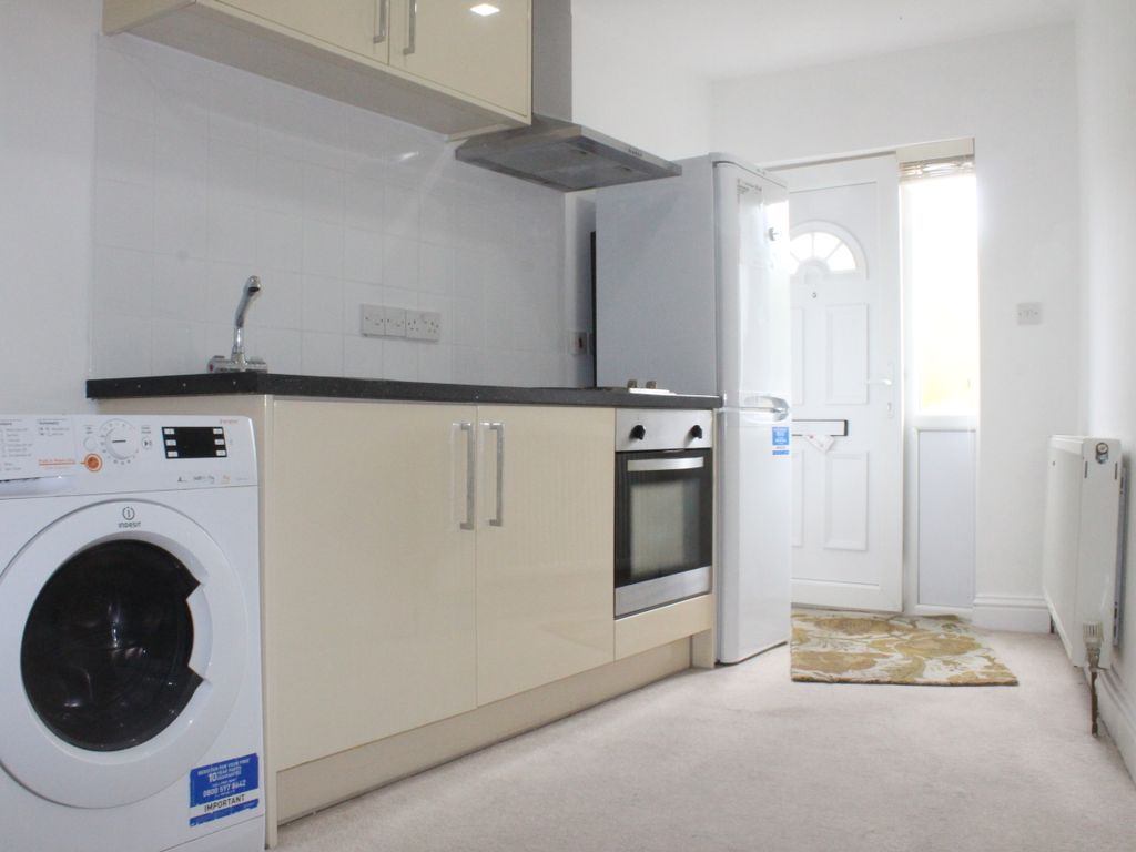 1 bed flat to rent in Weald Lane, Harrow Weald, Harrow HA3, £1,300 pcm