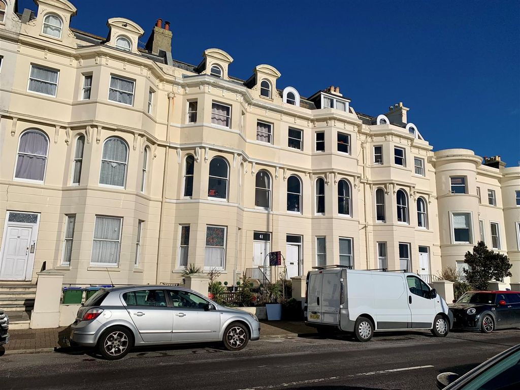 1 bed flat to rent in South Terrace, Littlehampton BN17, £795 pcm