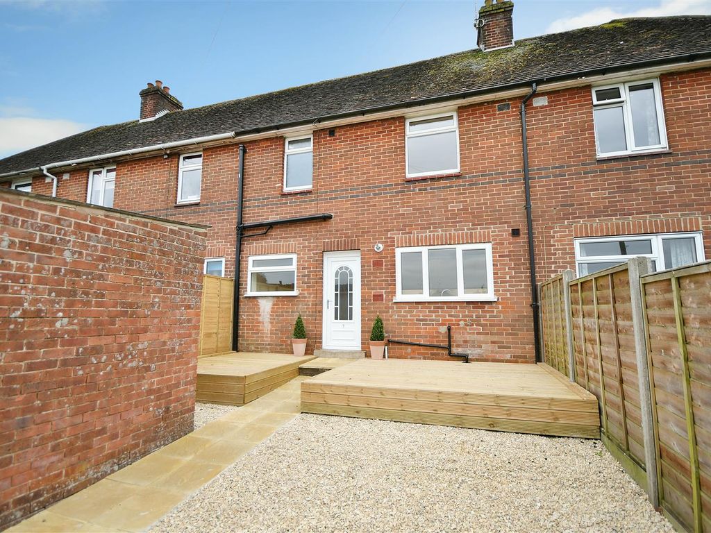 3 bed terraced house for sale in Isbury Road, Marlborough SN8, £299,950