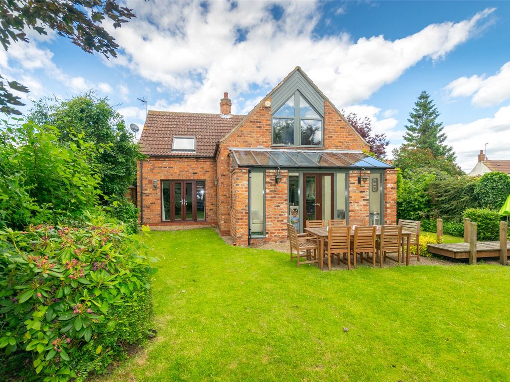 5 bed detached house for sale in Wistowgate, Cawood, North Yorkshire YO8, £525,000