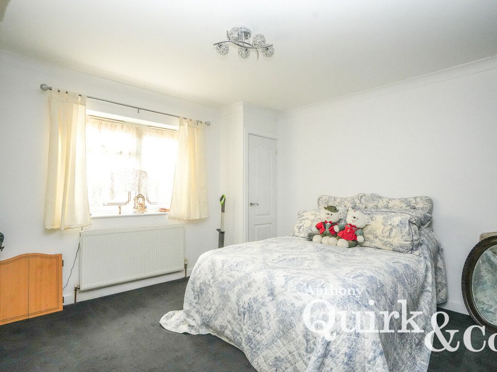 2 bed flat for sale in Ferry Road, Hullbridge SS5, £240,000