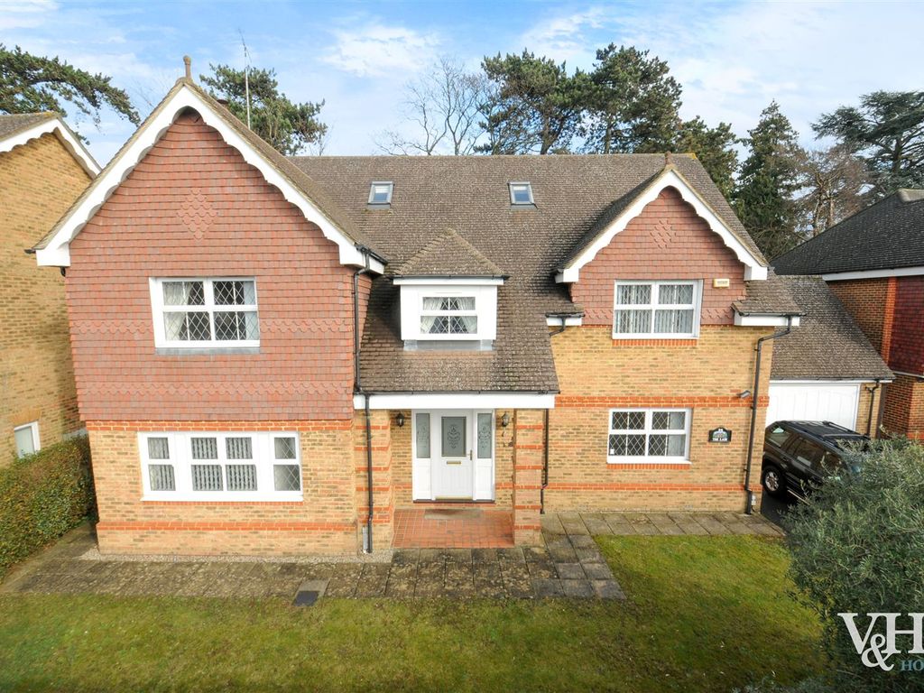 5 bed detached house to rent in Quarry Gardens, Leatherhead KT22, £3,900 pcm