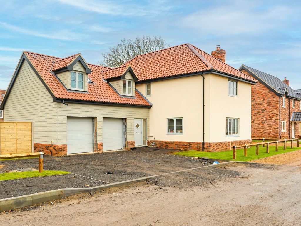 4 bed detached house for sale in Flower Meadow, Little Fransham NR19, £750,000