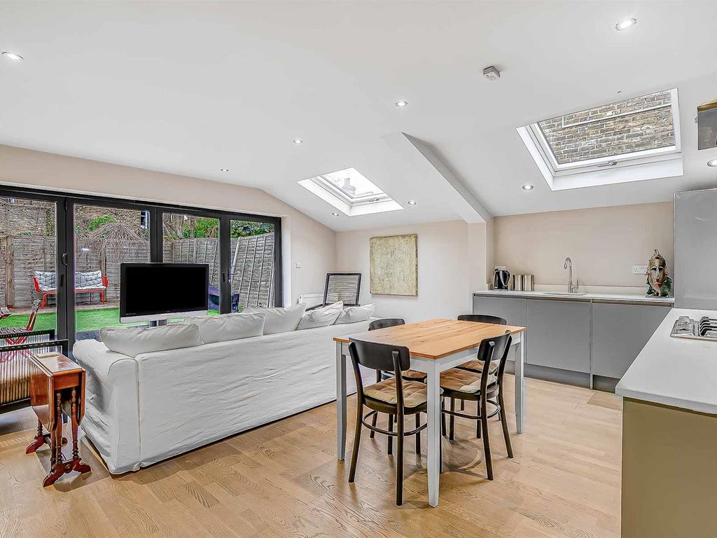 3 bed maisonette for sale in Wardo Avenue, London SW6, £1,150,000