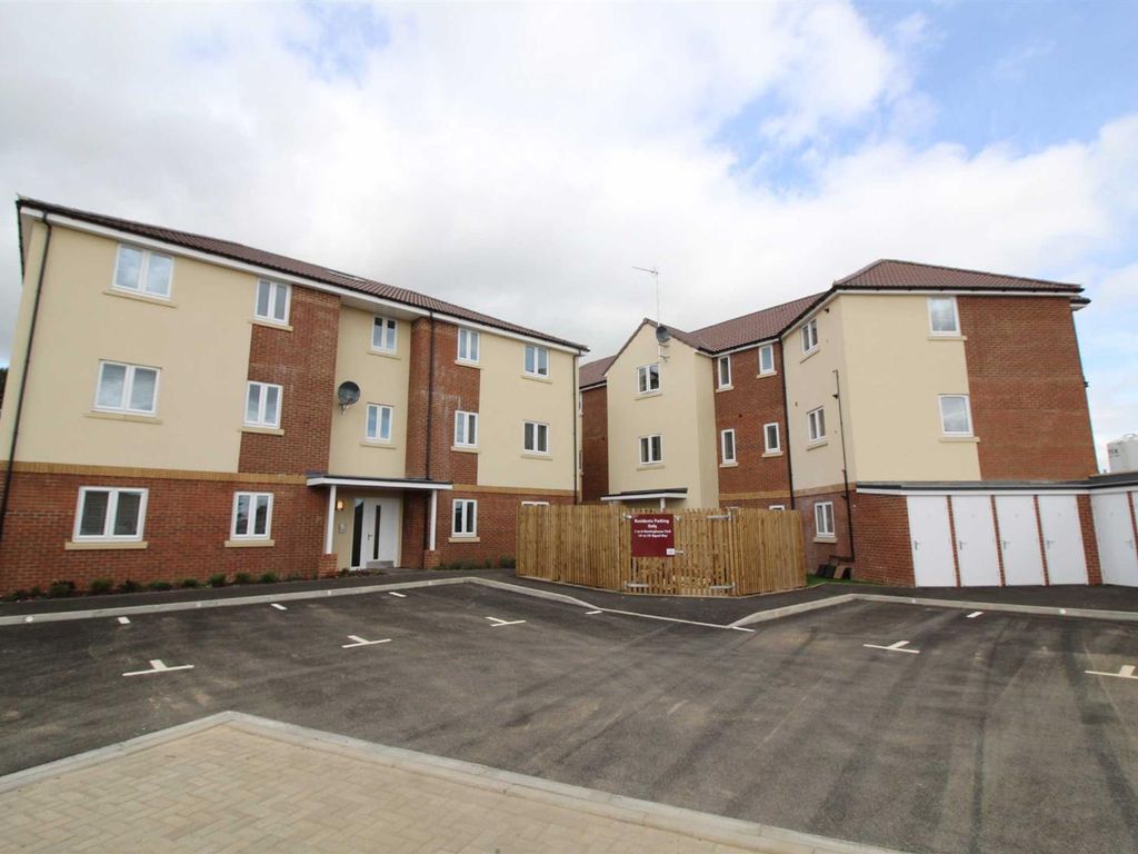 2 bed flat to rent in Signal Way, Chippenham SN14, £975 pcm