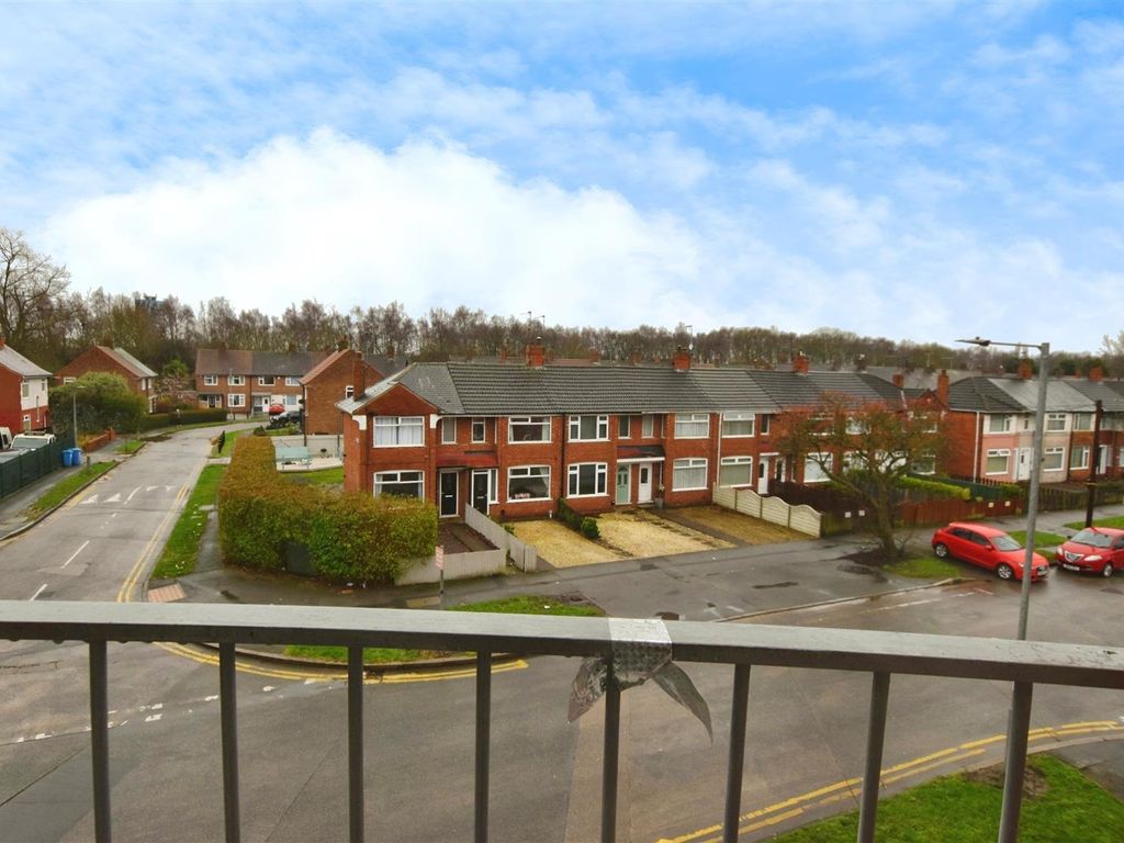 2 bed flat for sale in Ampleforth Grove, Hull HU5, £105,000