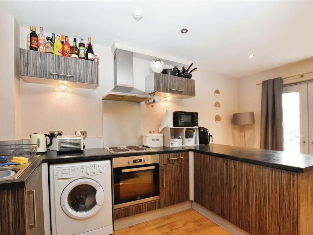 2 bed flat for sale in Ampleforth Grove, Hull HU5, £105,000