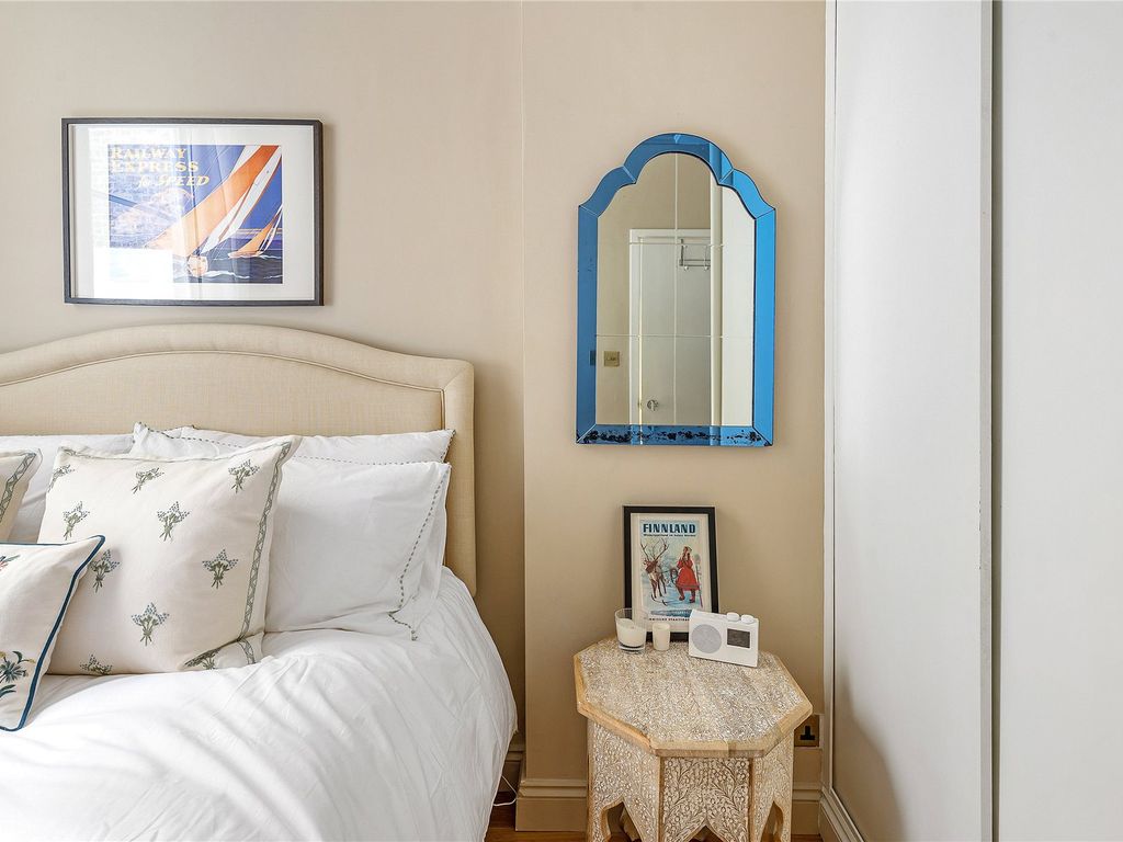 2 bed flat for sale in Barton Road, London W14, £685,000