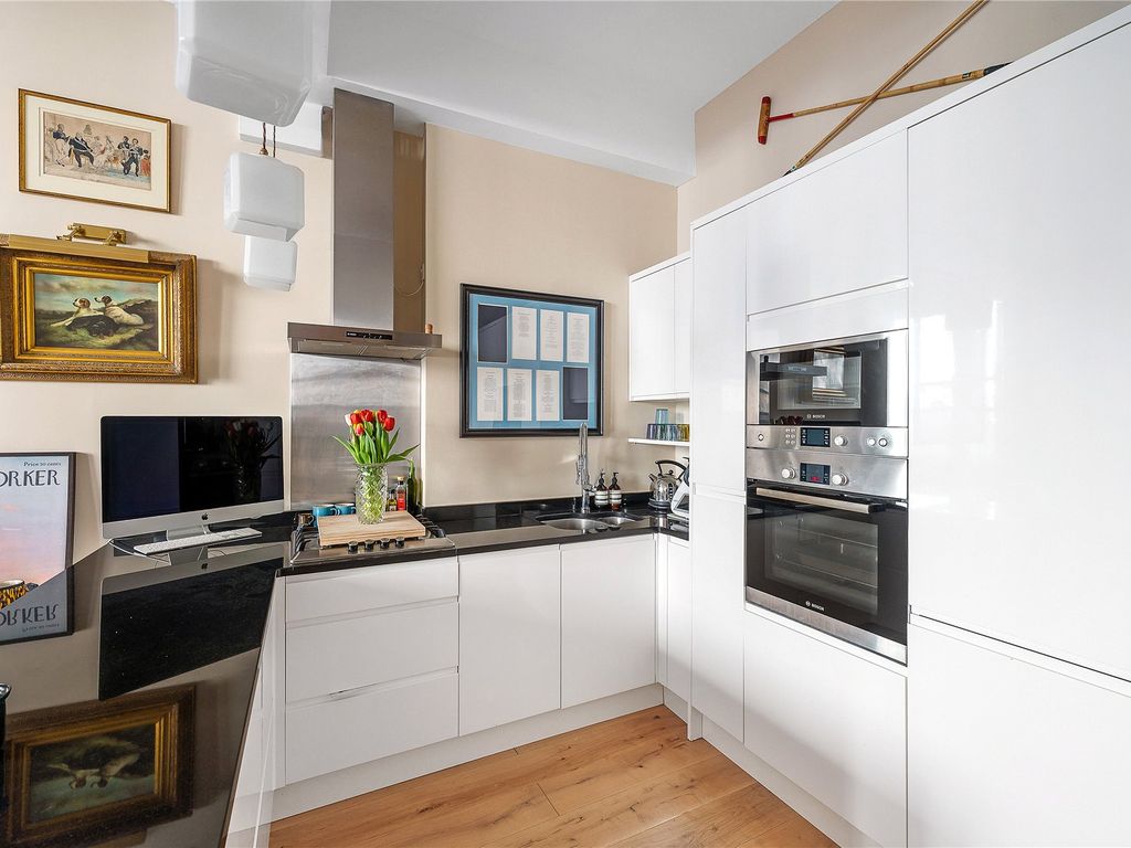 2 bed flat for sale in Barton Road, London W14, £685,000