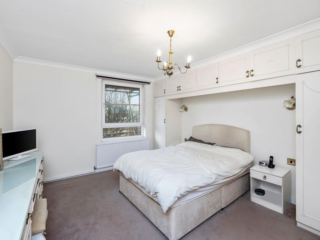 2 bed flat for sale in Eaton Gardens, Hove BN3, £450,000