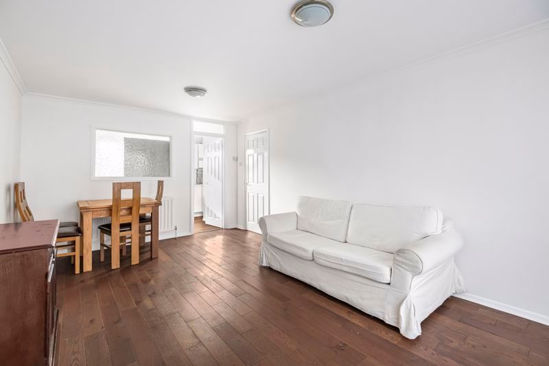 1 bed flat for sale in Mintern Close, Hedge Lane, Palmers Green N13, £285,000