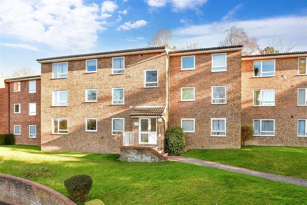 2 bed flat for sale in Montana Close, South Croydon, Surrey CR2, £192,000