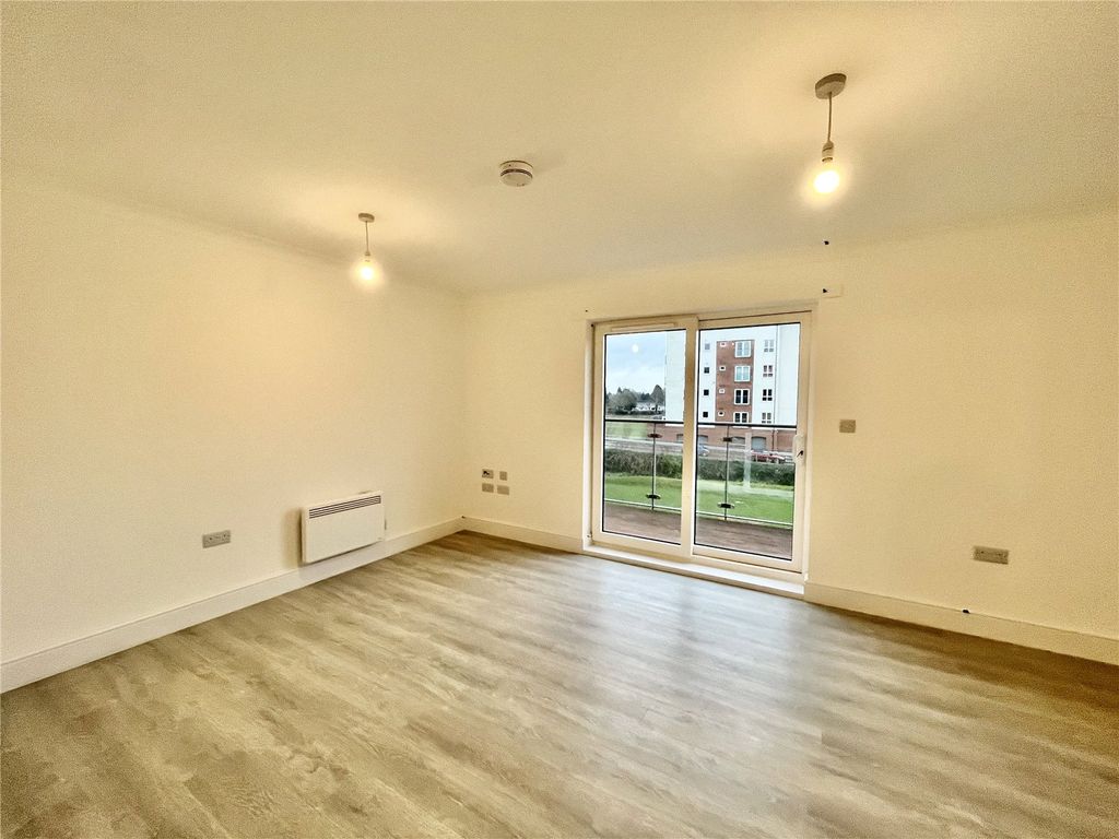 2 bed flat for sale in Kingfisher Close, Warwick, Warwickshire CV34, £255,000