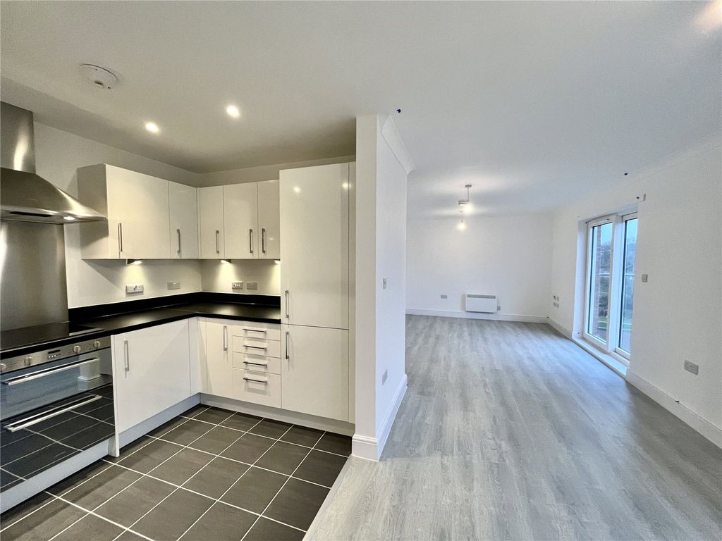 2 bed flat for sale in Kingfisher Close, Warwick, Warwickshire CV34, £255,000