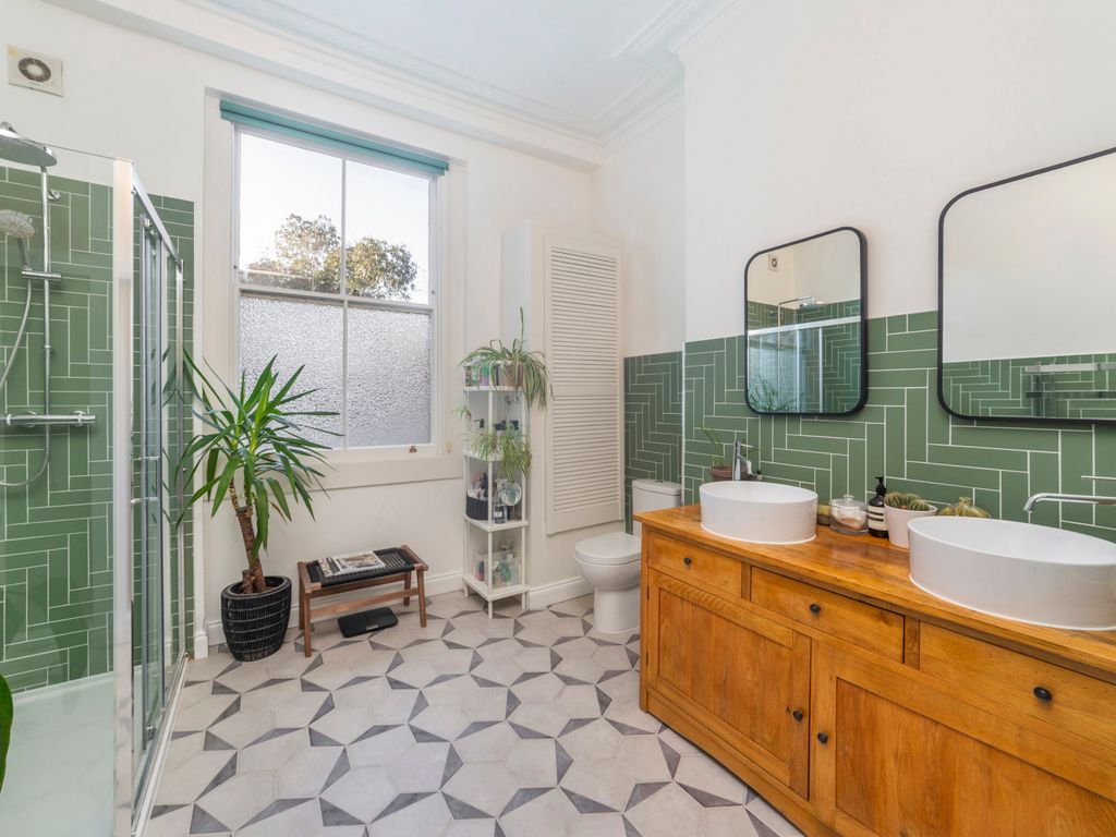 2 bed flat for sale in Westbourne Road, Barnsbury N7, £850,000