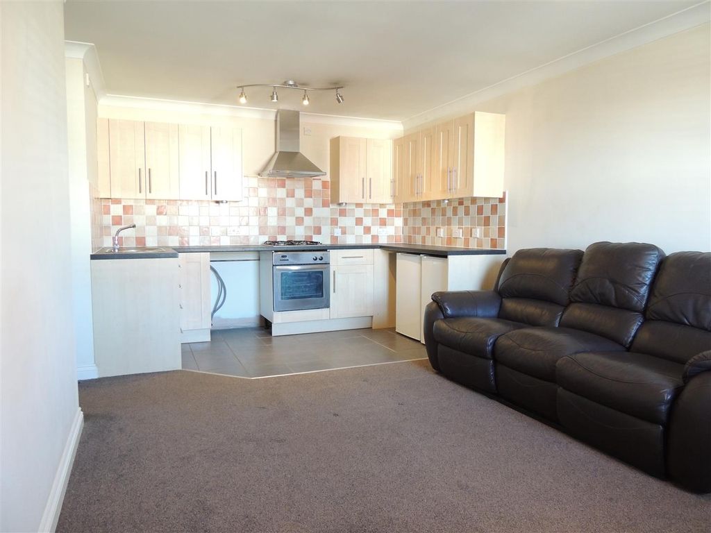 2 bed flat to rent in Cadbury Heath Road, Warmley, Bristol BS30, £995 pcm