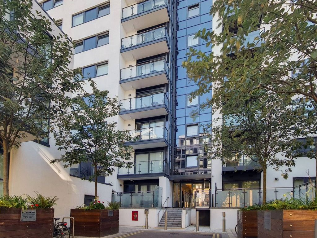 2 bed flat to rent in Wharf Street, Deptford, London SE8, £2,100 pcm