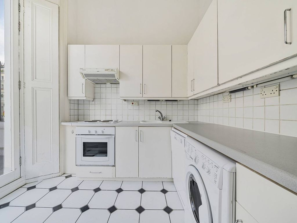 2 bed flat to rent in Gloucester Road, South Kensington, London SW7, £3,424 pcm
