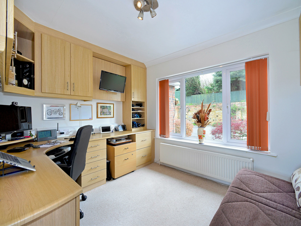 5 bed detached house to rent in Summerhouse Close, Busbridge, Godalming GU7, £3,750 pcm
