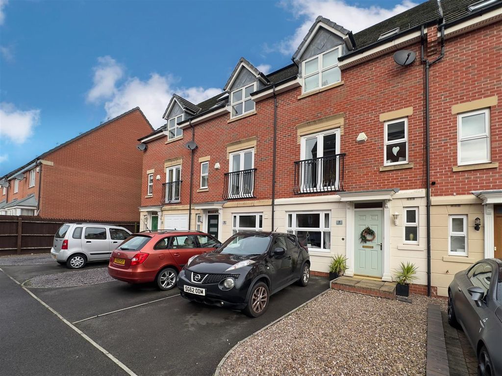 4 bed town house for sale in Haddon Way, Loughborough LE11, £285,000