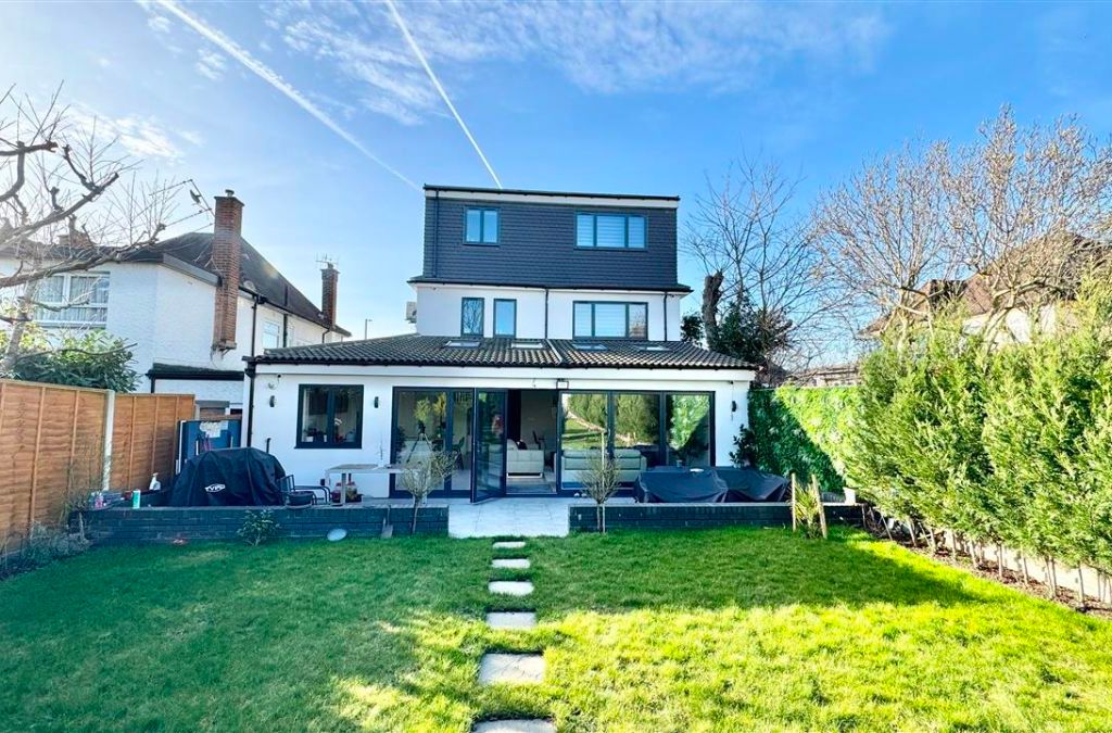 4 bed detached house to rent in Broadfields Avenue, Edgware HA8, £5,500 pcm