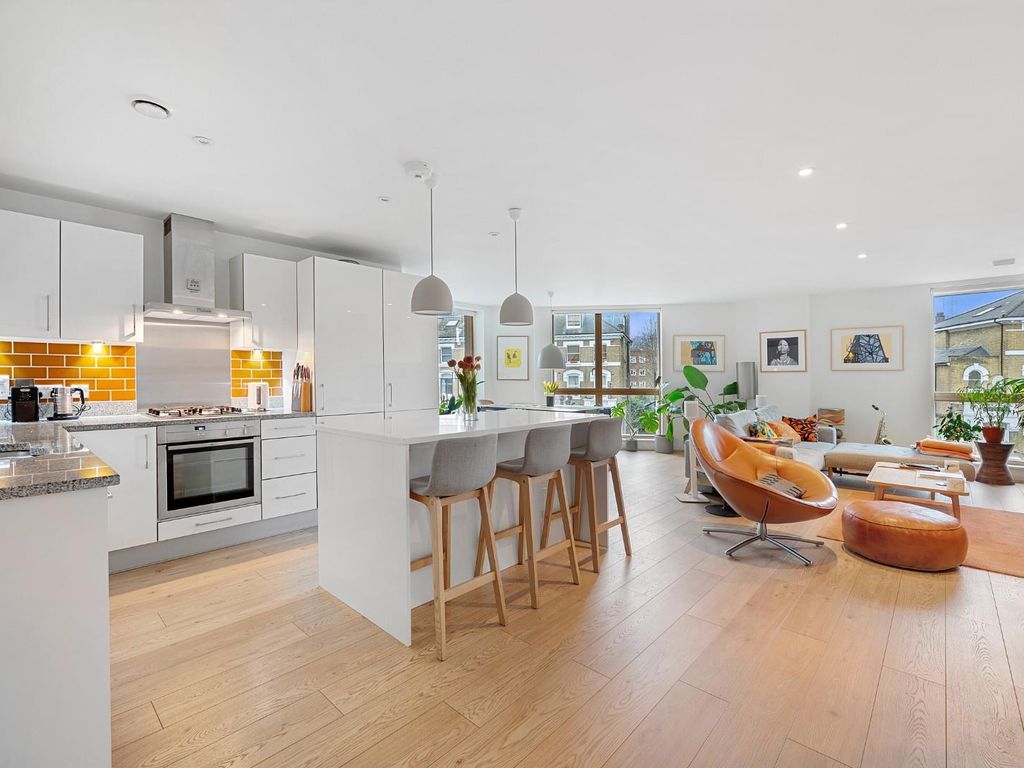 3 bed flat for sale in Green Lanes, London N16, £850,000