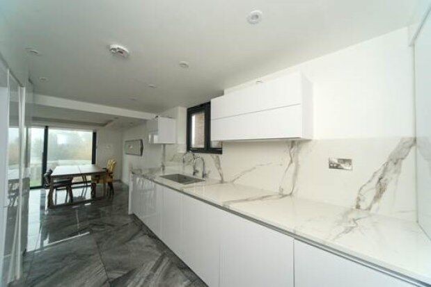 5 bed detached house to rent in Windsor Close, Hove BN3, £3,000 pcm
